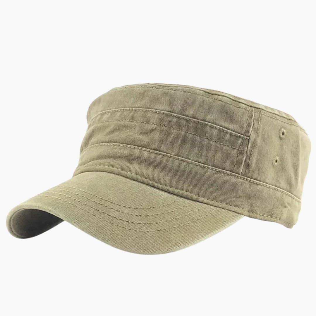 Behagelig herre cap med militær design, buet skygge og justerbar lukning. Et trendy tilbehør til mænd.
