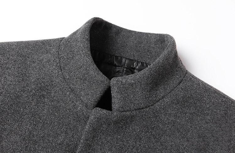 Detaljer af den klassiske herre frakke med elegante knapper og robust stof. Komfort og stil.