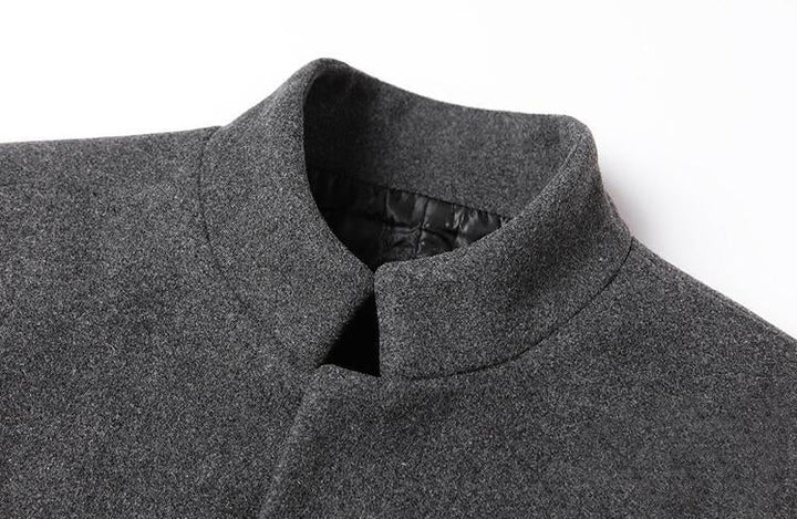 Detaljer af den klassiske herre frakke med elegante knapper og robust stof. Komfort og stil.