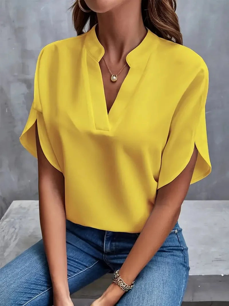 Stilfuld kvinders v-hals bluse i let og flydende stof. Elegant top til sommer og hverdag. Dame mode.