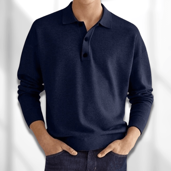 Nærbillede af mænds MetroBlend poloshirts bløde stof og klassiske knaplukning. Komfortabelt og åndbart herretøj.