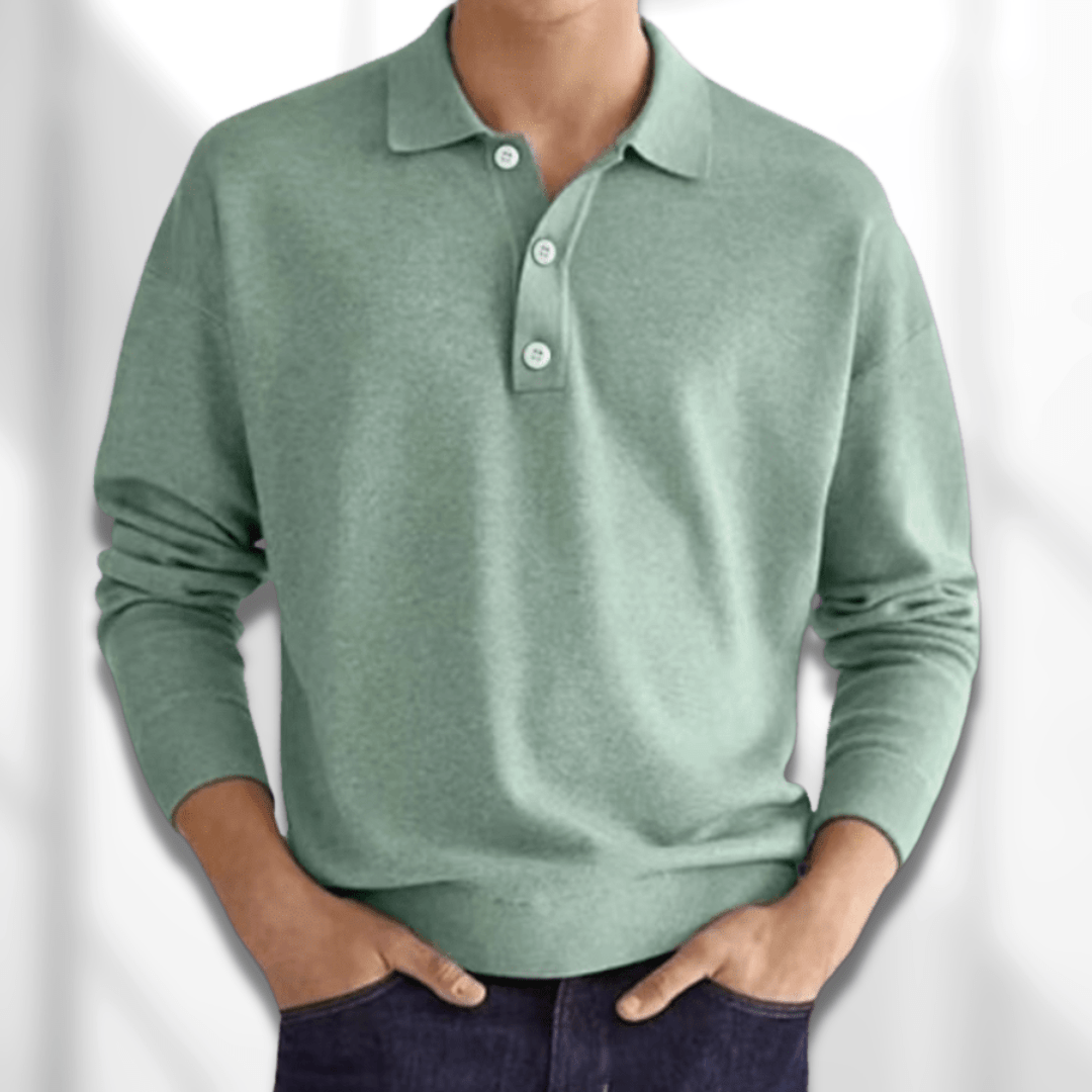 Mand iført en afslappet MetroBlend poloshirt i en urban setting, udstråler stil og hverdagskomfort. Ideel til sommer.