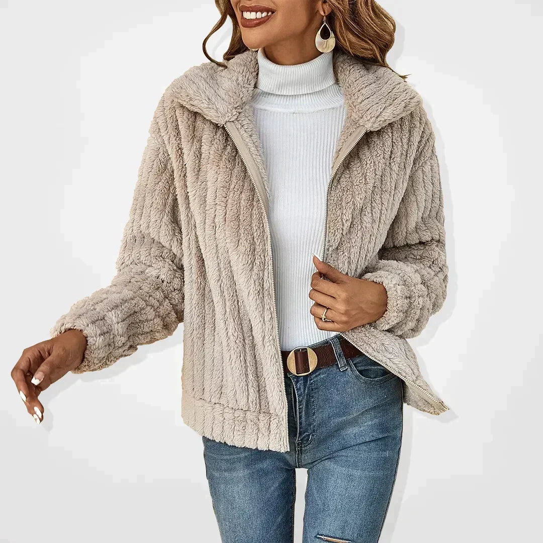 Stilfuld og varm plyscardigan til kvinder. Blød dame cardigan perfekt til efterår og vinterhygge.