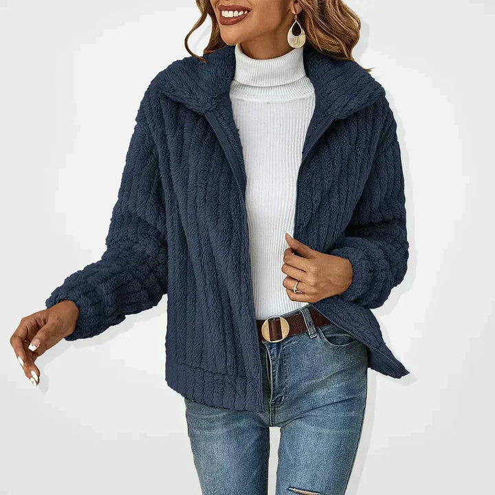 Elegant og komfortabel dame cardigan i blød plys. Ideel til stilfuld efterårs- og vintermode.