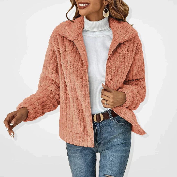 Trendy dame cardigan i blød plys, der kombinerer stil og varme. Ideel til efterårs- og vintergarderoben.