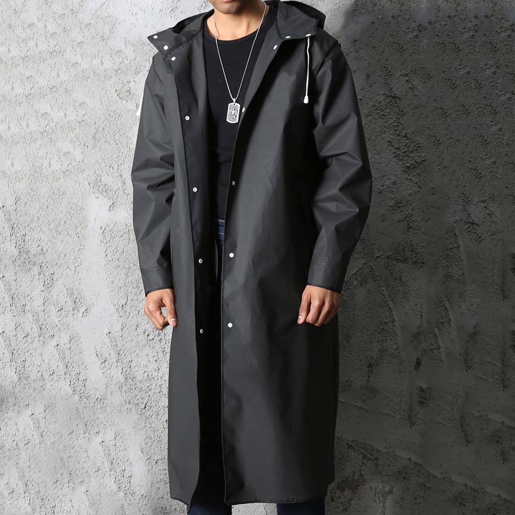 Stilfuld sort unisex lang hættefrakke med trykknapper. Komfortabel oversize frakke perfekt til efterår og vinter.