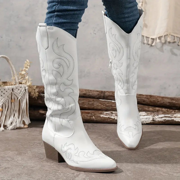 Elegante dame cowboystøvler i læder med detaljerede broderier. Komfortabelt western fodtøj.