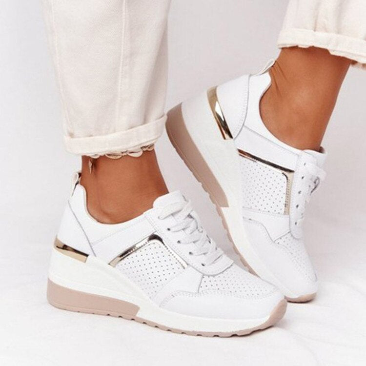 Trendy platform sneakers til damer, giver højde og et moderne, casual look. Ideelle som stilfulde hverdagssko.