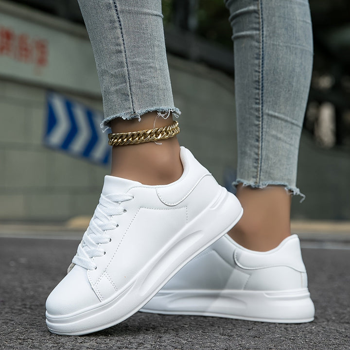 Stilfulde dame sneakers i hvid og sort, perfekte til hverdagskomfort og et moderne look.
