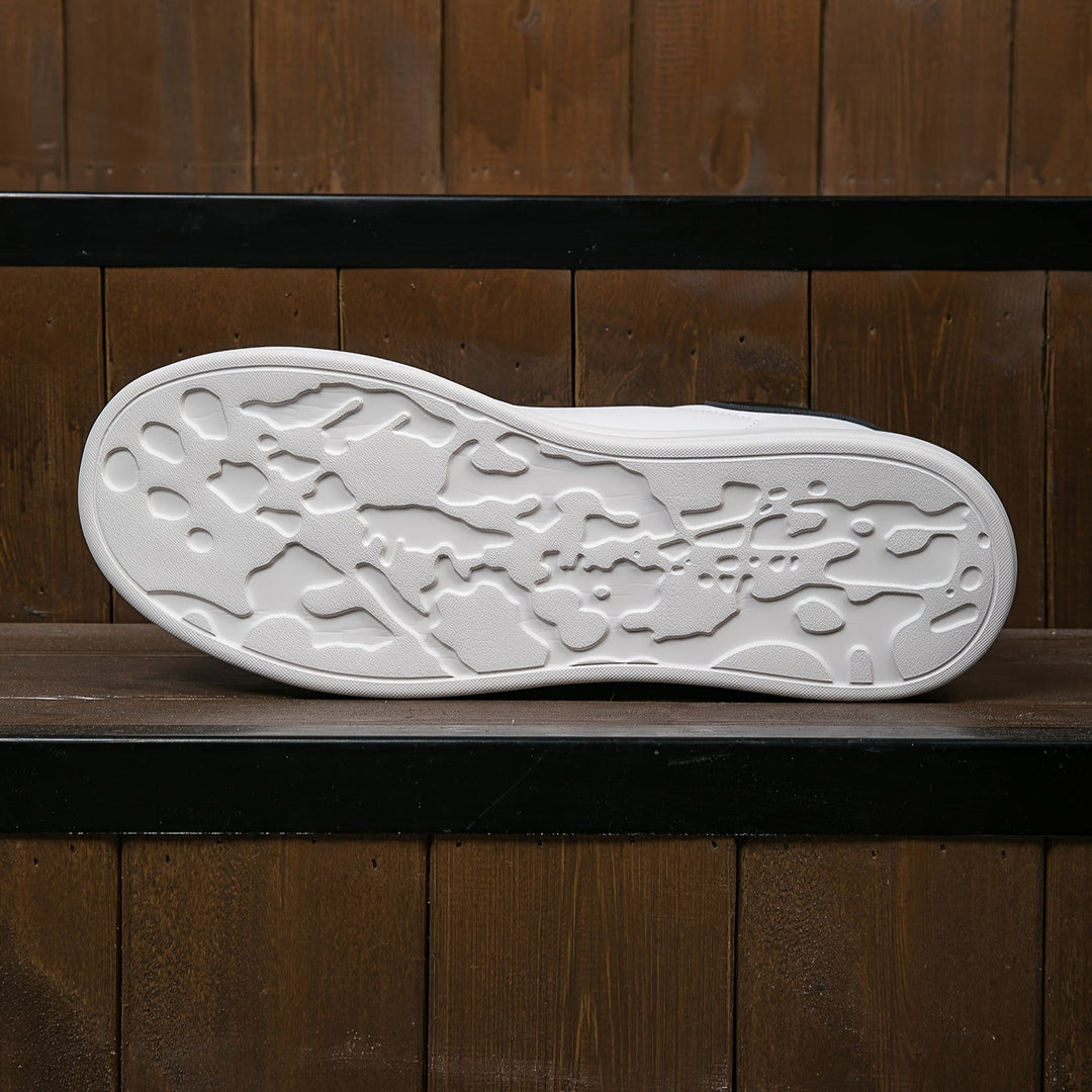 Dynamisk billede af hvide dame sneakers, understreger lethed og stil for den moderne kvinde.