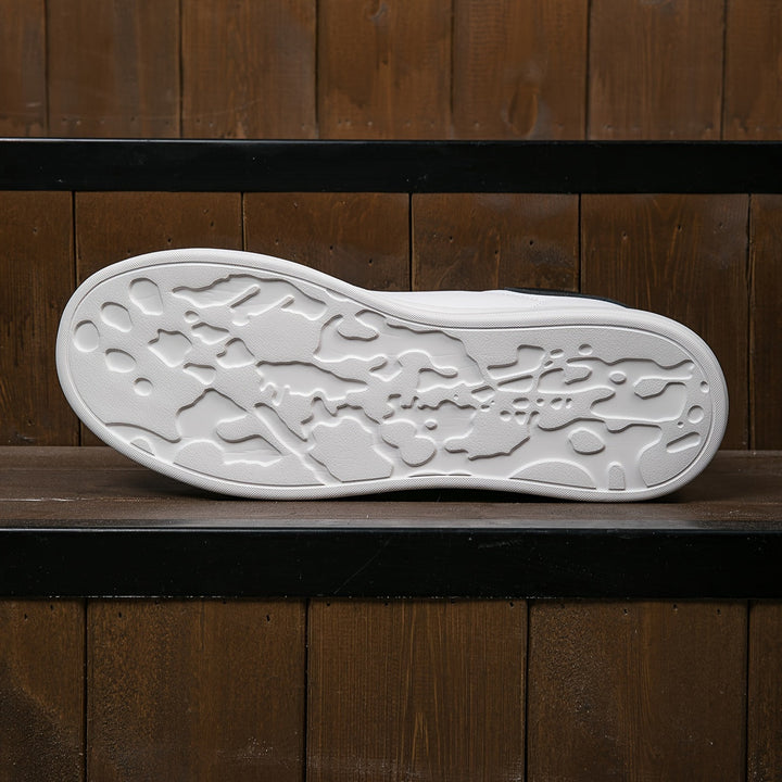 Dynamisk billede af hvide dame sneakers, understreger lethed og stil for den moderne kvinde.