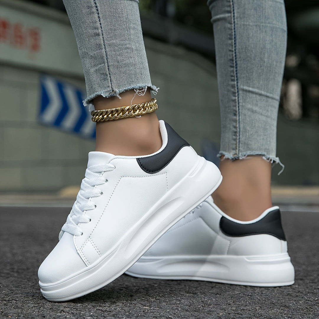 Alsidige dame sneakers i sort/hvid, passer til moderne hverdag og streetwear med ultimativ komfort.
