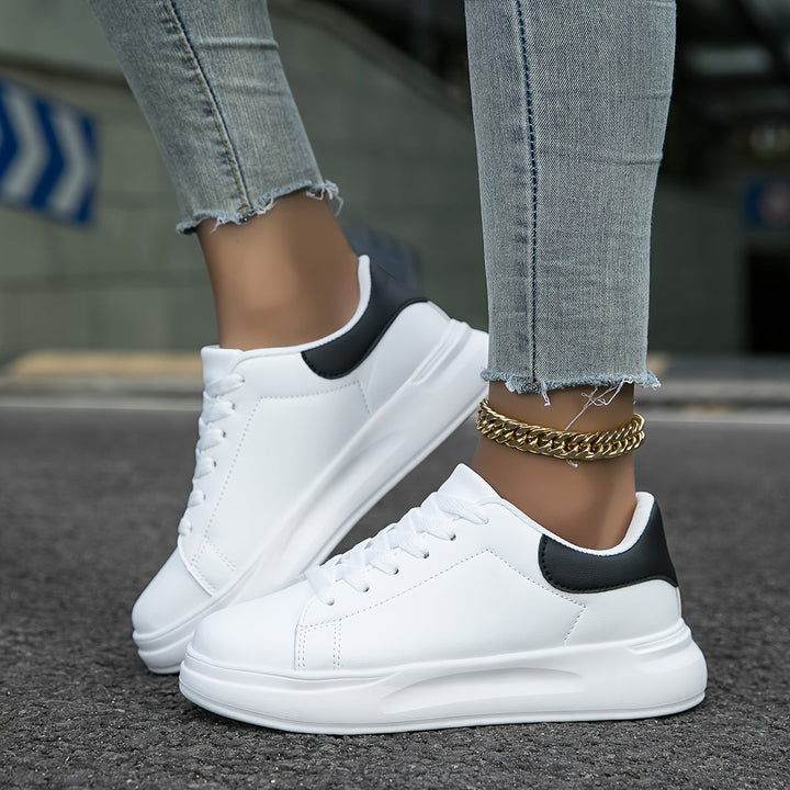 Detaljebillede af dame sneakers' materiale, viser kvalitet og tekstur for optimal hverdagskomfort.
