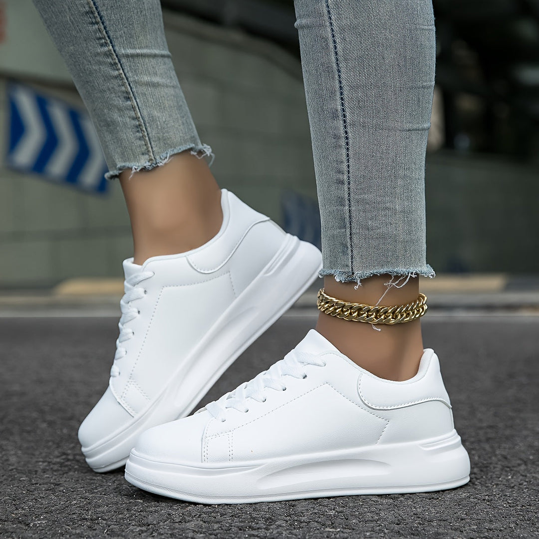 Undersiden af fleksible dame sneakers' sål, designet for komfort og greb i hverdagen.