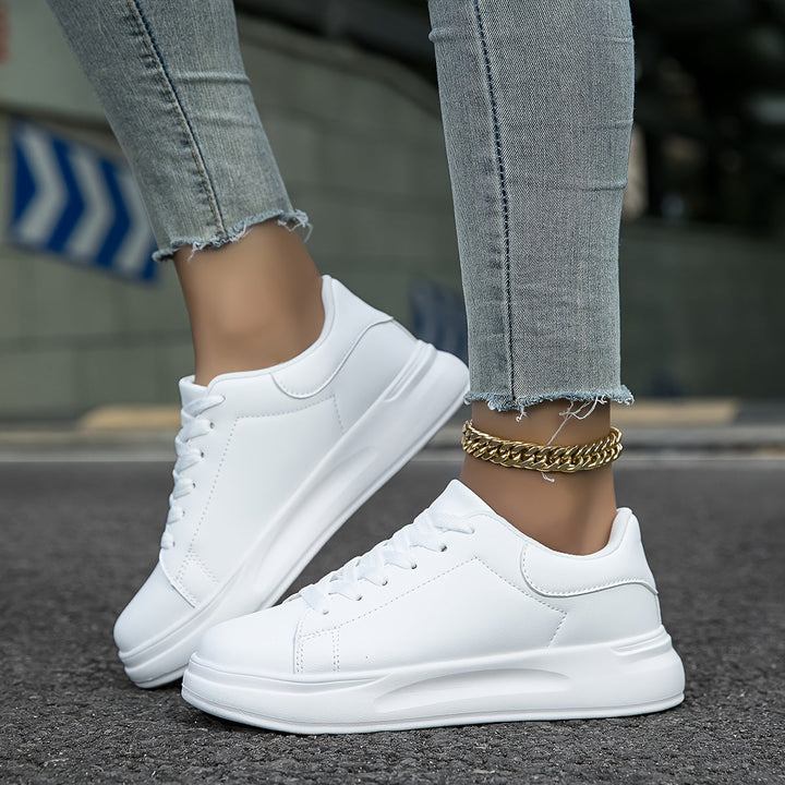 Undersiden af fleksible dame sneakers' sål, designet for komfort og greb i hverdagen.