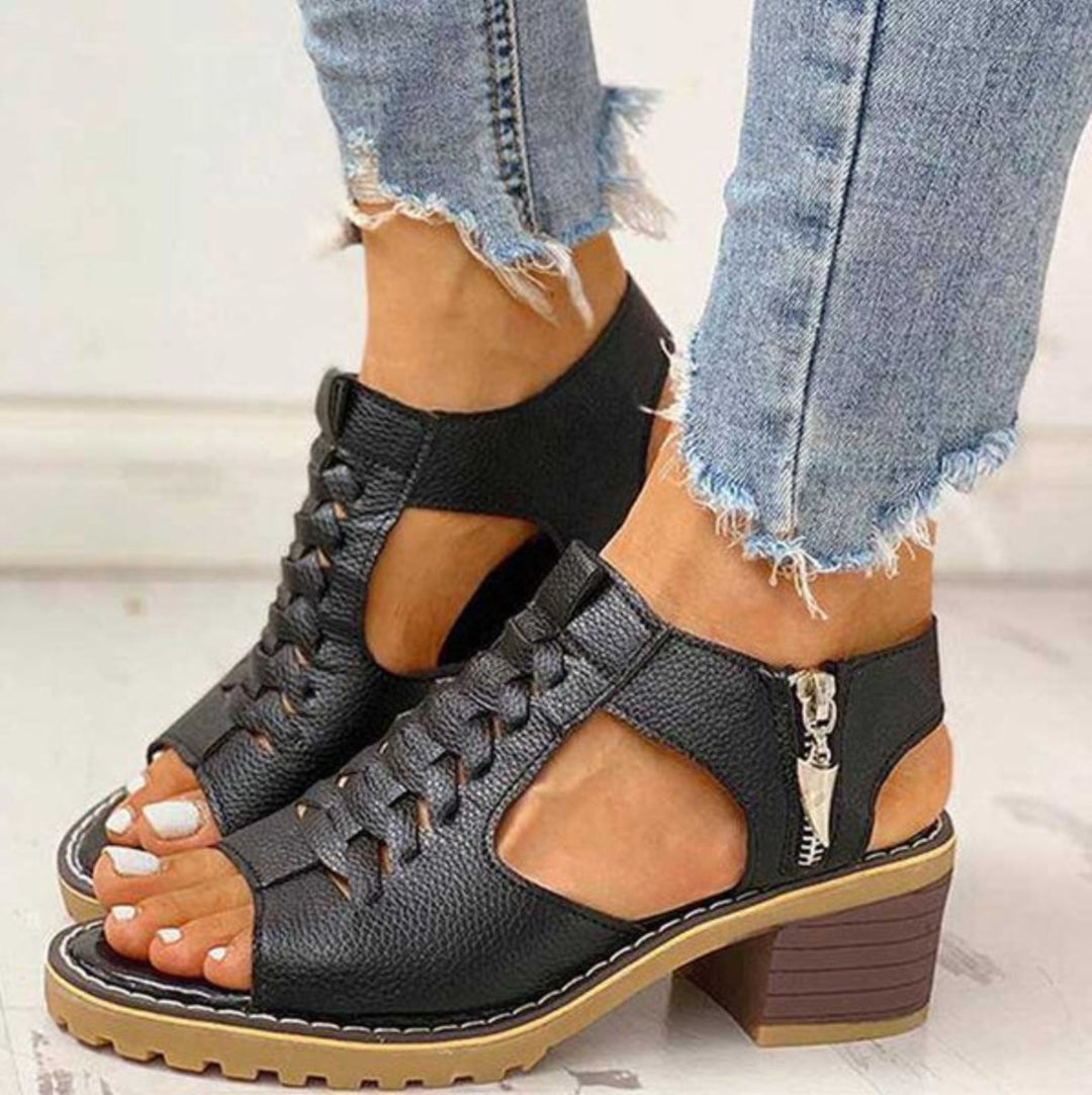Elegante sorte blokhæl sandaler med snøre og åben tå. Ortopædiske damesandaler for stilfuld komfort.