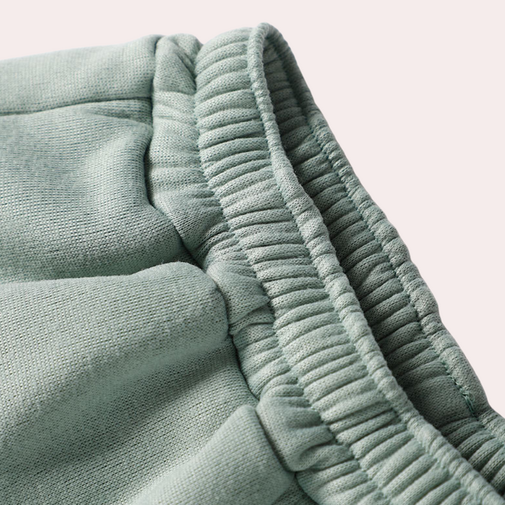 Komplet dame joggingsæt med halv lynlås, blød overdel og underdel. Perfekt til hygge og afslappet look.