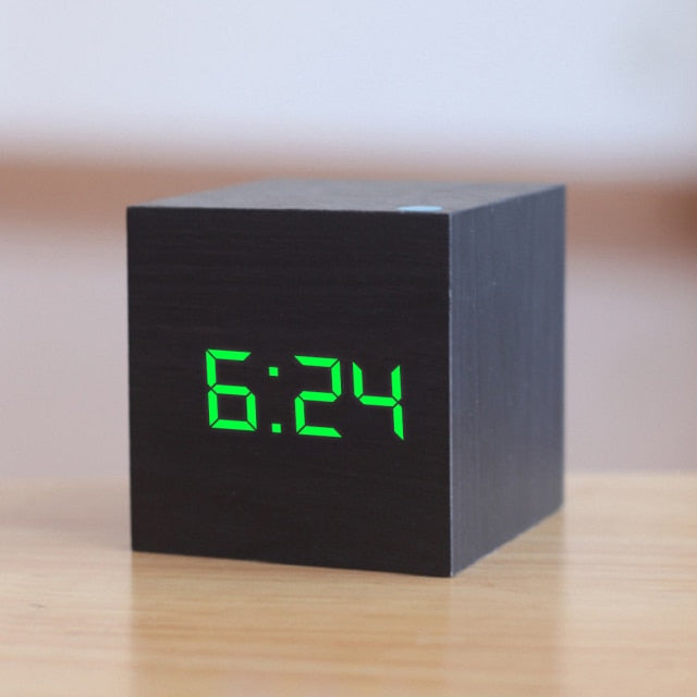 Kubisk, minimalistisk LED bordur med klar digital visning, ideel til kompakte rum.