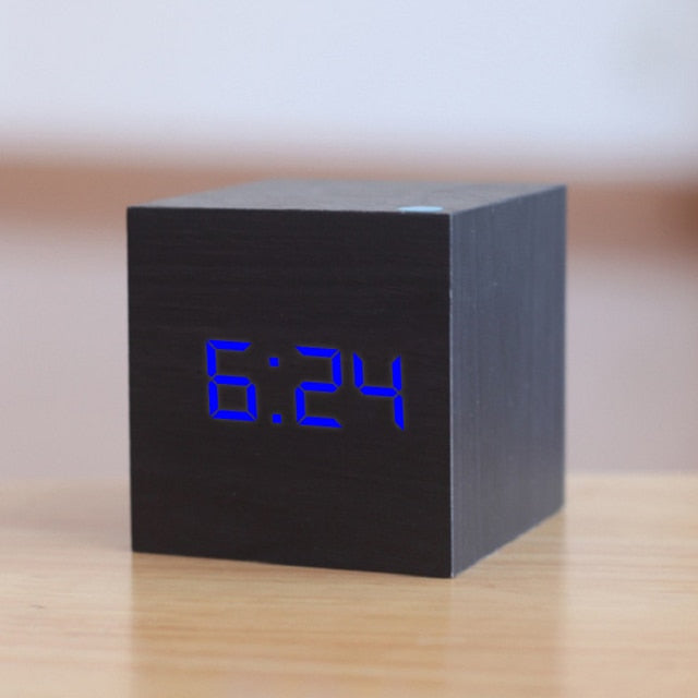 Kompakt digitalt vækkeur med LED display, alarmfunktion og præcis temperaturvisning.
