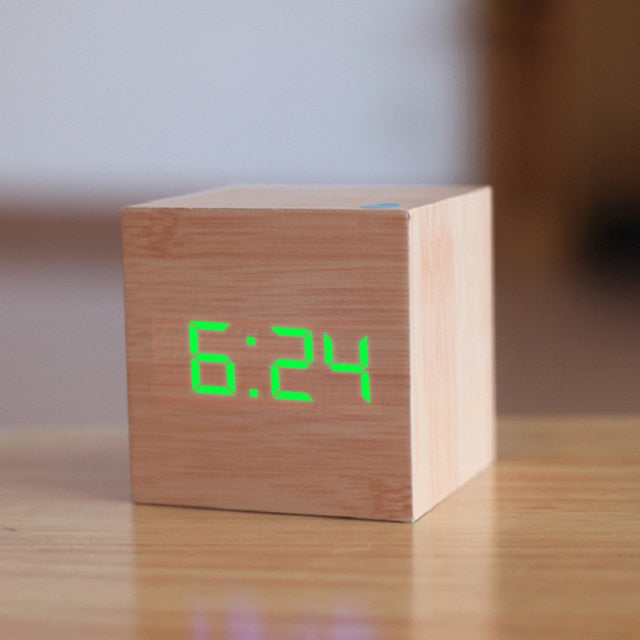 Moderne kubisk digitalt vækkeur med LED display, temperaturvisning og dato, perfekt bordur.