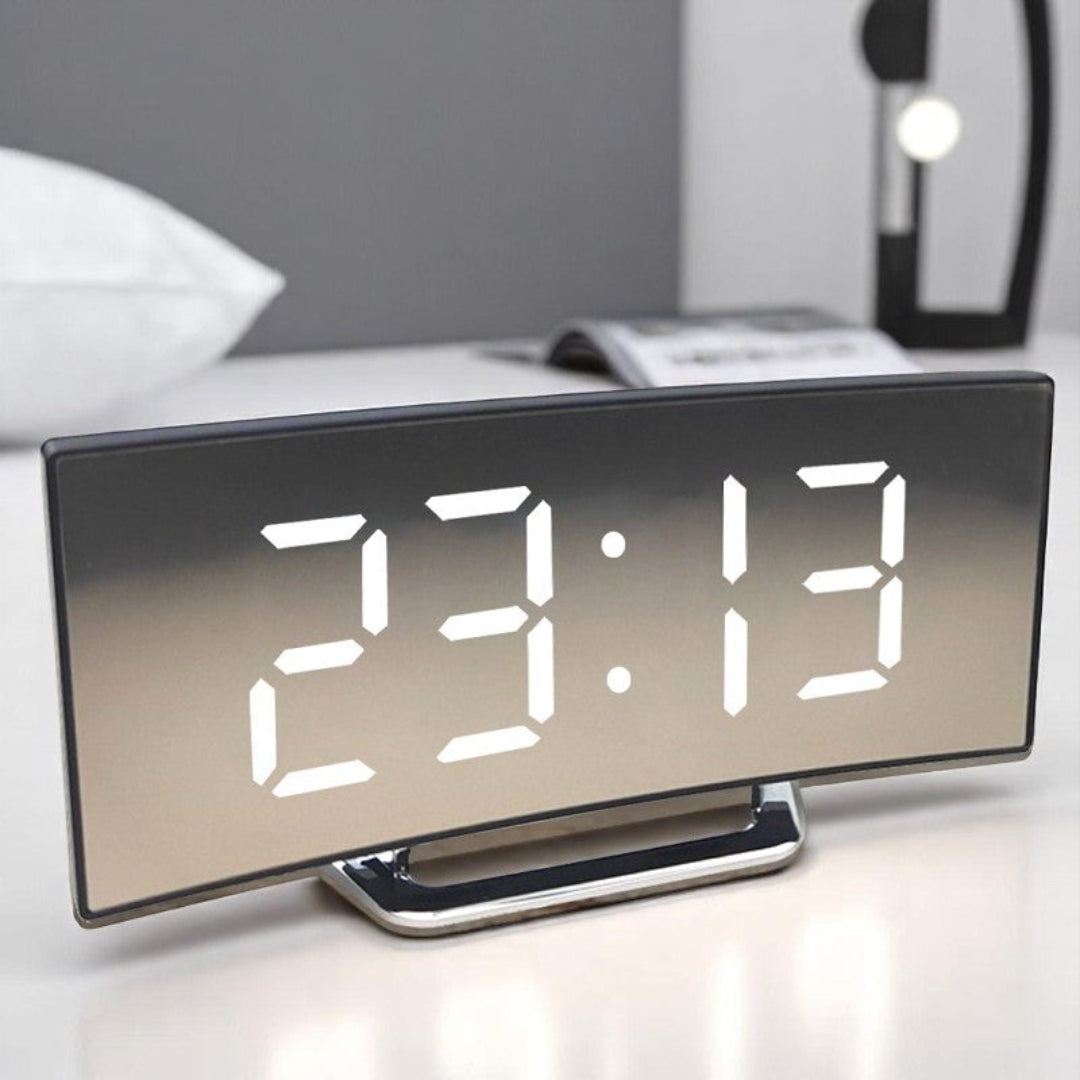 Stilfuldt unisex LED vækkeur m. buet skærm & automatisk lys, perfekt til moderne hjem.