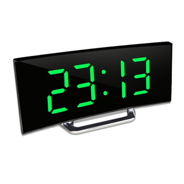 Digitalt vækkeur med buet skærm og LED display i et moderne soveværelsesmiljø.
