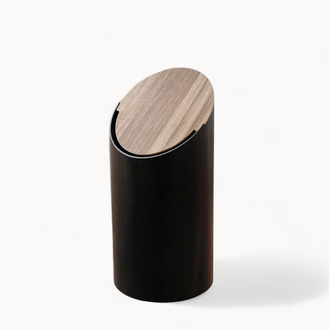 Stilren affaldsspand i ahorn træ med skrå design, perfekt til moderne indretning i hjemmet.