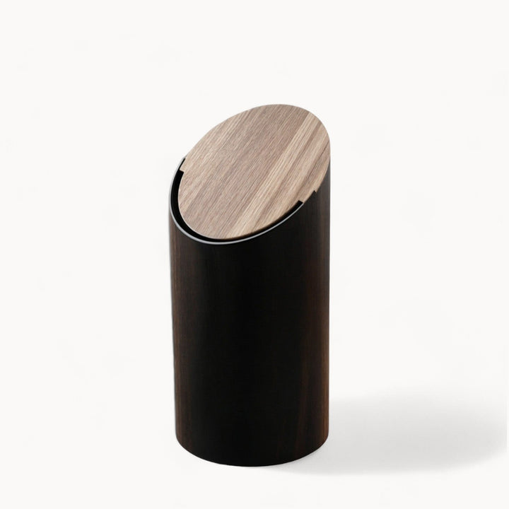 Stilren affaldsspand i ahorn træ med skrå design, perfekt til moderne indretning i hjemmet.