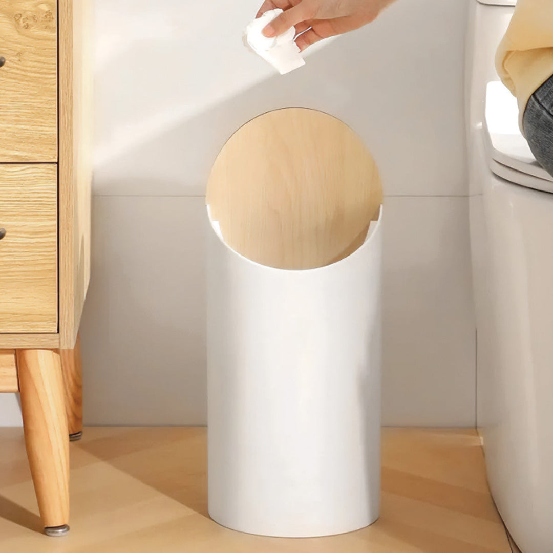 Ahorn træ affaldsspand med stilrent skrå design, en elegant løsning til affald i hjemmet.