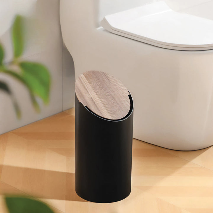 Moderne træ affaldsspand i ahorn med elegant skrå design til stilrent hjem eller kontor.