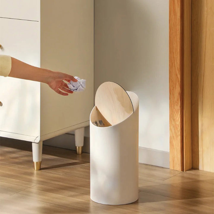 Skrå design affaldsspand af ahorn træ, stilren og moderne til hjemmets indretning.