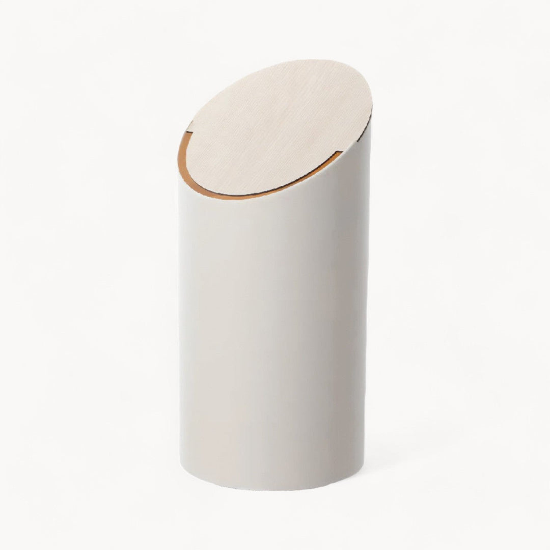 Træ affaldsspand i ahorn med unikt skrå design, et moderne valg til hjemmet.