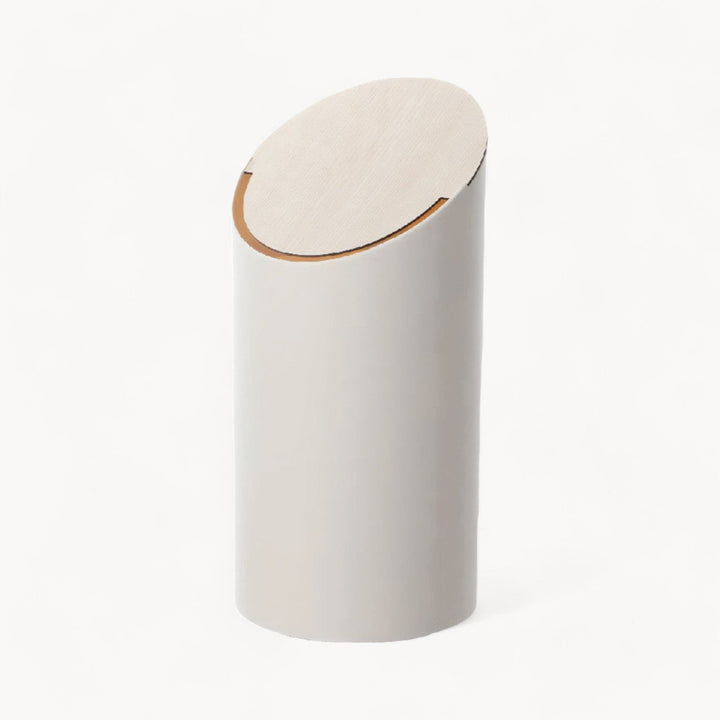 Træ affaldsspand i ahorn med unikt skrå design, et moderne valg til hjemmet.
