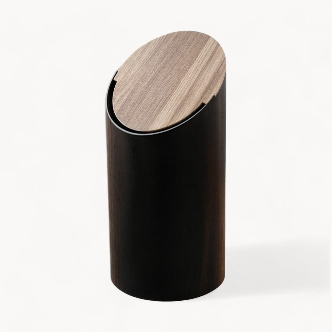 Stilren ahorn træ affaldsspand med skrå design, passer ind i moderne hjemmeindretning.