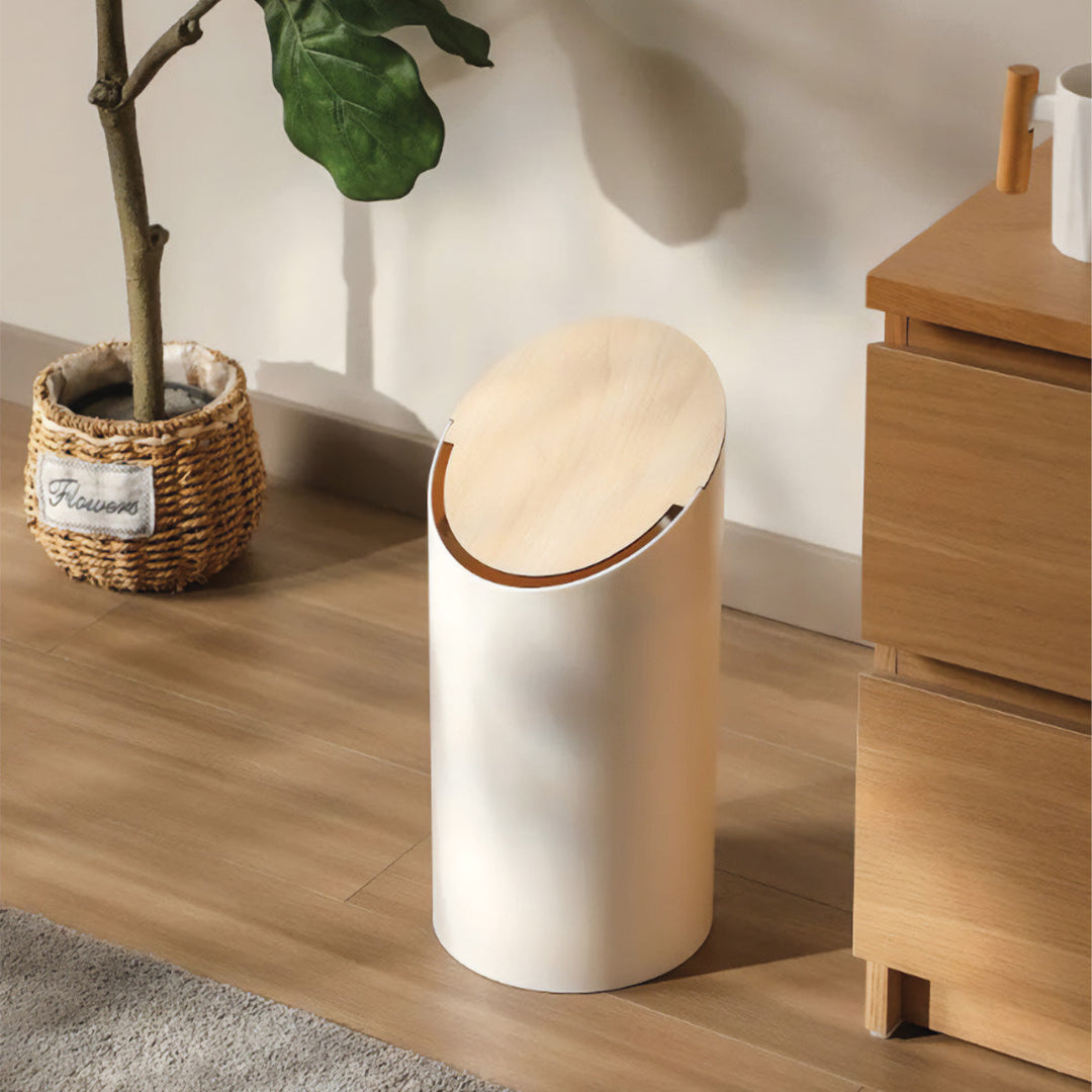Elegant træ skraldespand i ahorn med skrå design, perfekt til stilrent køkken eller kontor.