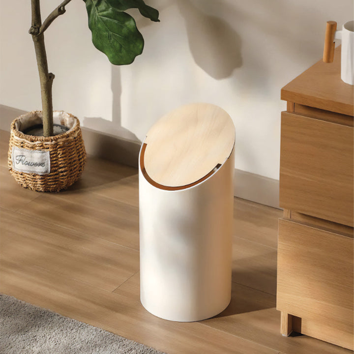 Elegant træ skraldespand i ahorn med skrå design, perfekt til stilrent køkken eller kontor.