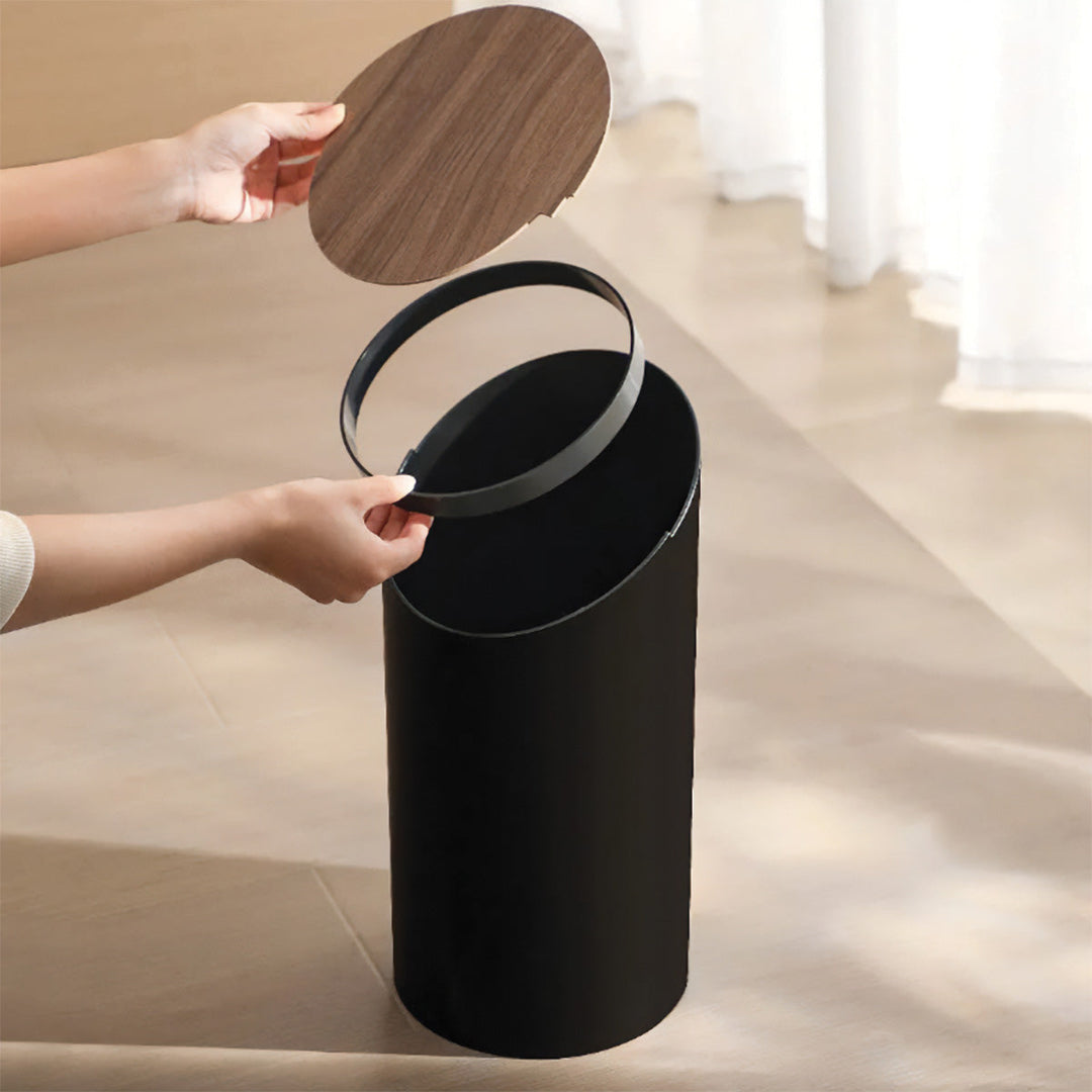 Moderne affaldsspand af ahorn træ, stilrent skrå design der beriger hjemmets indretning.