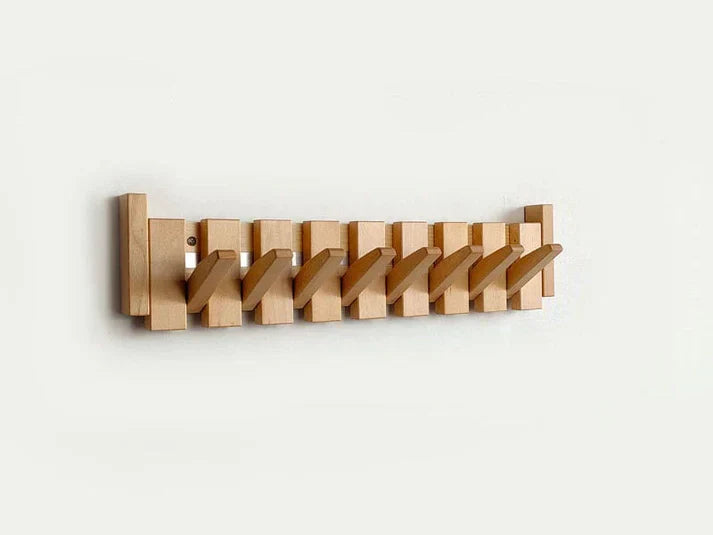 Stilfuld træ piano garderobe med klaverformede knager, ideel til gangen eller kontoret, fremstillet af robust træ.