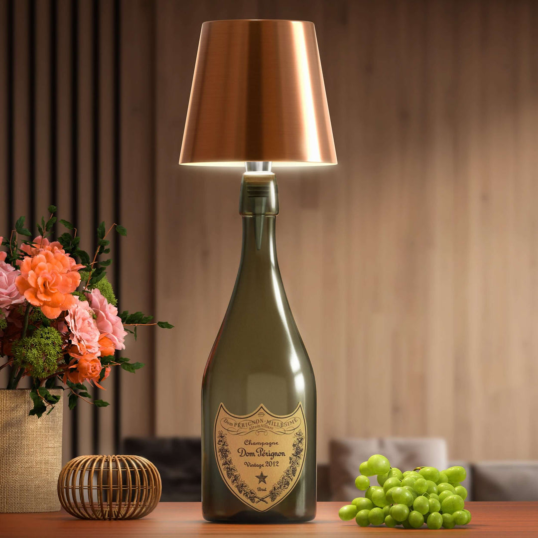 Stilfuld LED bordlampe i flaskeform med varmt lys, trådløs, genopladelig, ideel til bæredygtigt boligdesign.