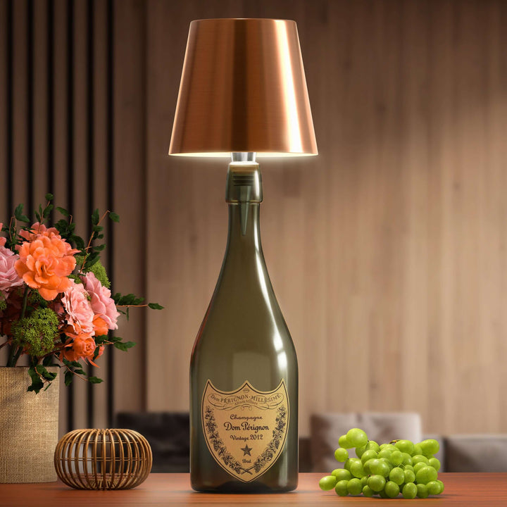 Stilfuld LED bordlampe i flaskeform med varmt lys, trådløs, genopladelig, ideel til bæredygtigt boligdesign.