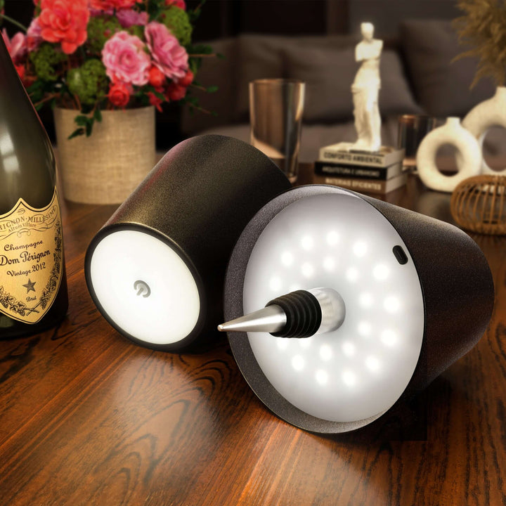 Stilfuld LED bordlampe i flaskeform med varmt lys, trådløs, genopladelig, ideel til bæredygtigt boligdesign.