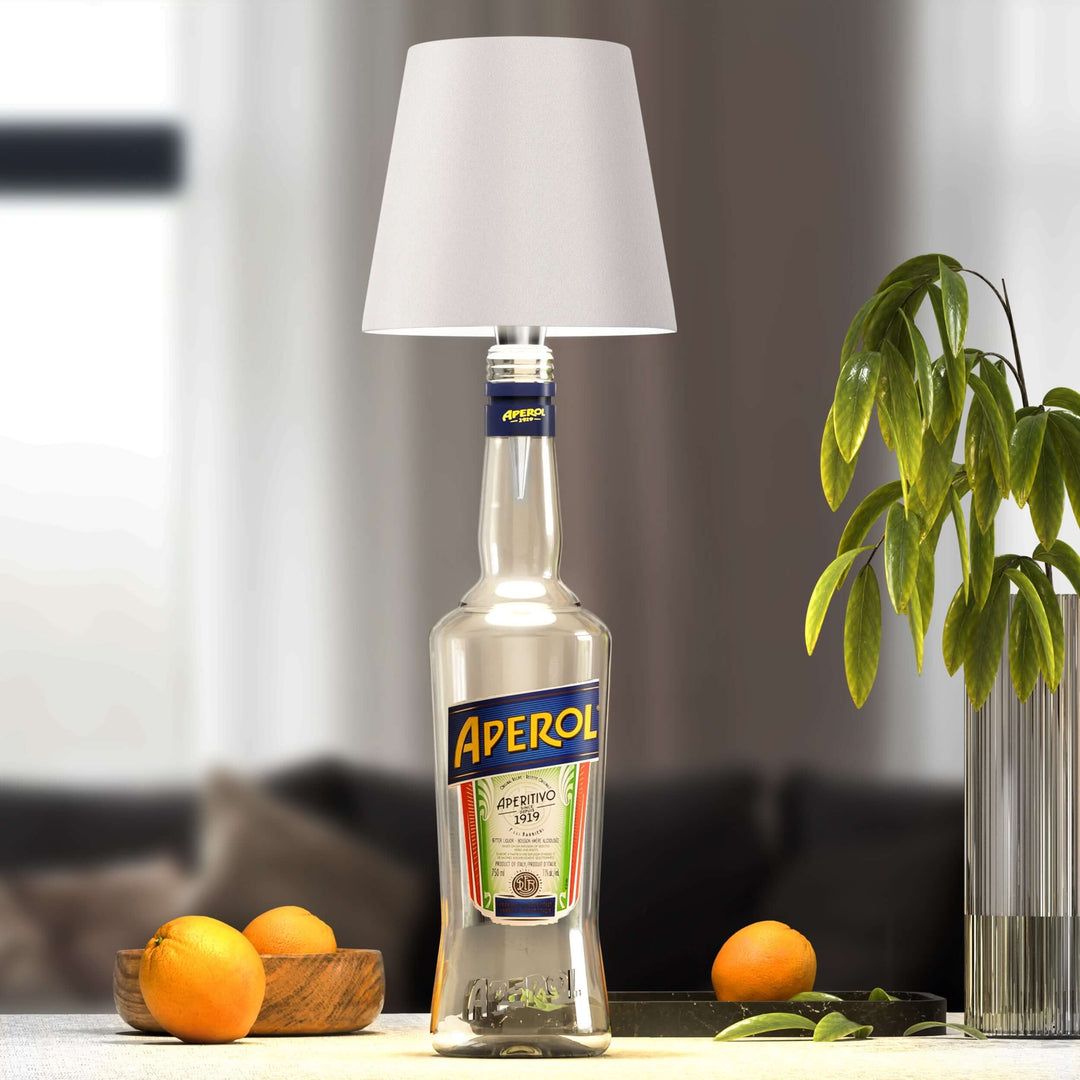 Stilfuld LED bordlampe i flaskeform med varmt lys, trådløs, genopladelig, ideel til bæredygtigt boligdesign.