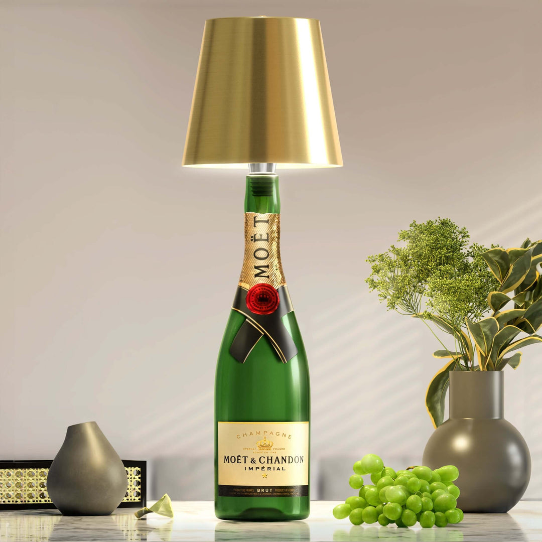 Stilfuld LED bordlampe i flaskeform med varmt lys, trådløs, genopladelig, ideel til bæredygtigt boligdesign.