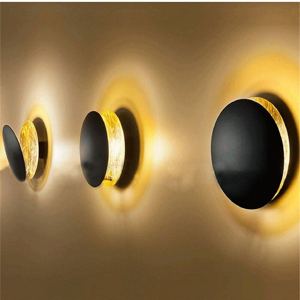 Elegant måne væglampe med minimalistisk design, udstråler blidt LED-lys, skaber hyggelig atmosfære og er energieffektiv.