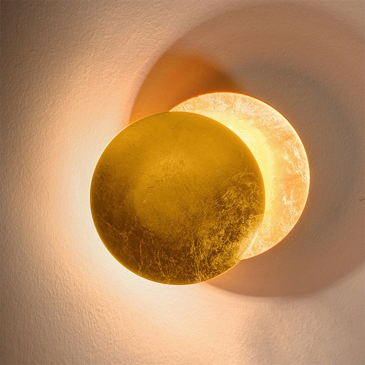 Elegant måne væglampe med minimalistisk design, udstråler blidt LED-lys, skaber hyggelig atmosfære og er energieffektiv.