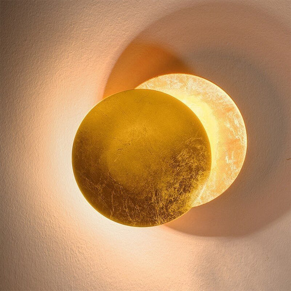 Elegant måne væglampe med minimalistisk design, udstråler blidt LED-lys, skaber hyggelig atmosfære og er energieffektiv.