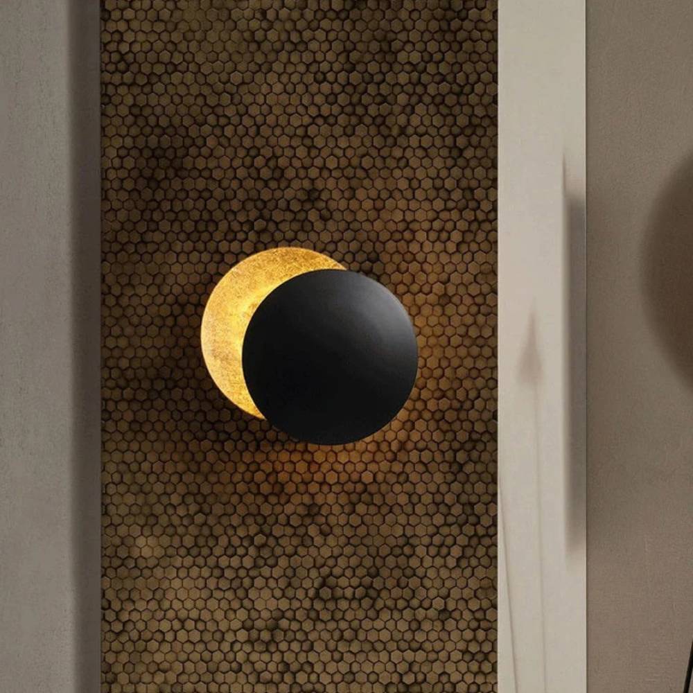 Elegant måne væglampe med minimalistisk design, udstråler blidt LED-lys, skaber hyggelig atmosfære og er energieffektiv.