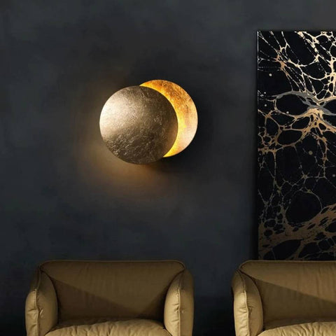 Elegant måne væglampe med minimalistisk design, udstråler blidt LED-lys, skaber hyggelig atmosfære og er energieffektiv.