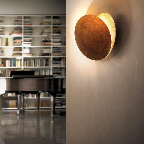 Elegant måne væglampe med minimalistisk design, udstråler blidt LED-lys, skaber hyggelig atmosfære og er energieffektiv.