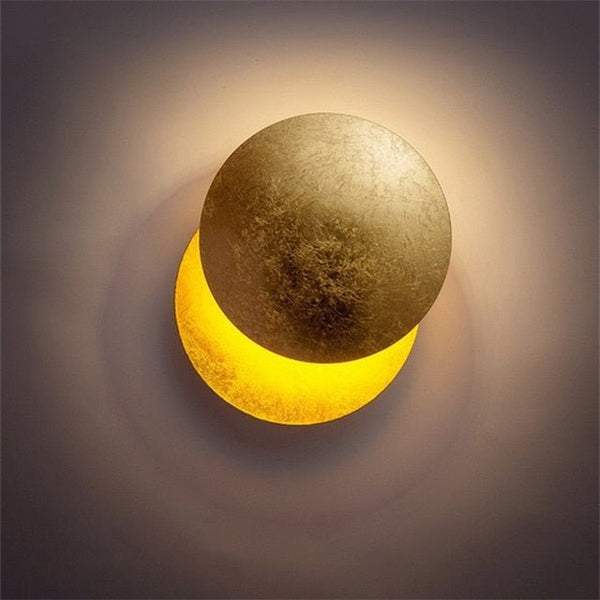 Elegant måne væglampe med minimalistisk design, udstråler blidt LED-lys, skaber hyggelig atmosfære og er energieffektiv.